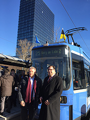 Tram Steinhausen Eröffnung der Neubaustrecke: OB Dieter Reiter mit MVG Chef Ingo Wortmann an der Endhaltestelle Bahnhof Berg am Laim, im Hintergrund das Hochhaus der Süddeutschen Zeitung (©Foto: Martin Schmitz)